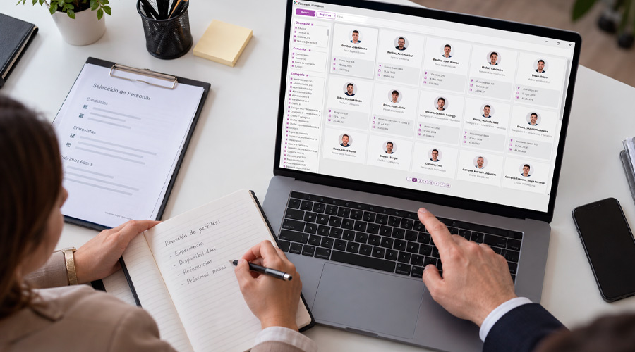 Equipo revisando la gestión de personal en GLIX