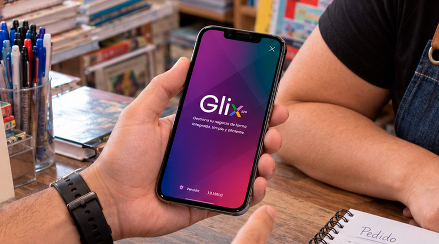Vendedor consultando la app móvil de GLIX en una visita